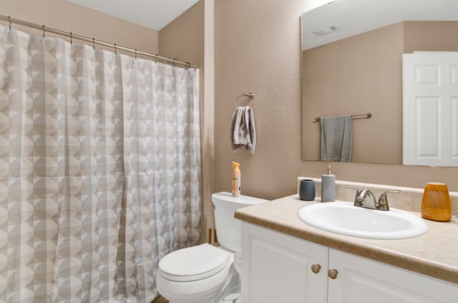 Building Photo - 3 Bed 2 Bath Home in Desired Neighborhood in West Pensacola