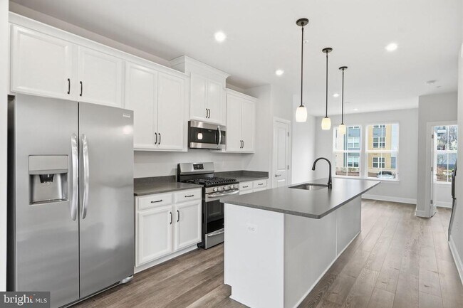 Building Photo - 211 Phoenix Dr