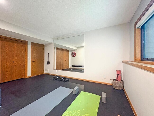 Building Photo - 13900 Hill Ridge Dr