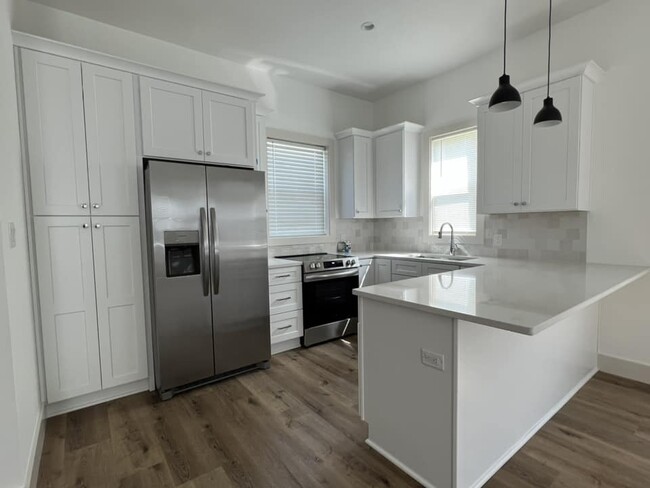 Stunning Kitchen, beautifully designed. Dishwasher, microwave, refrigerator with ice/water, stove - 114 Enchanted Way