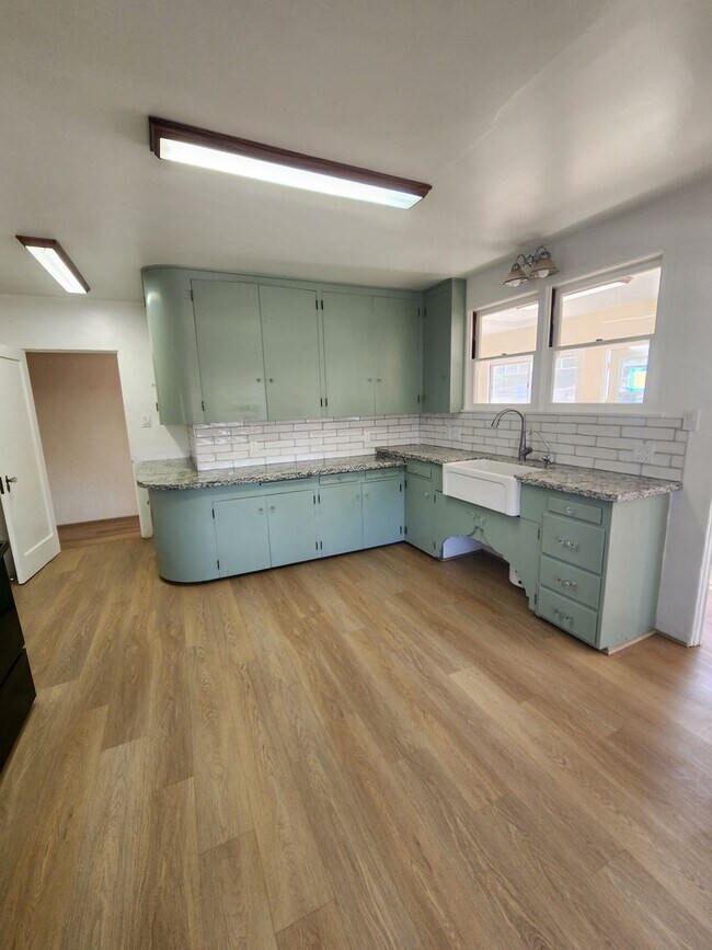 Building Photo - Adorable and Spacious 4 Bedroom Farmhouse W/Bonus Room- Water, Trash and Wifi Included!