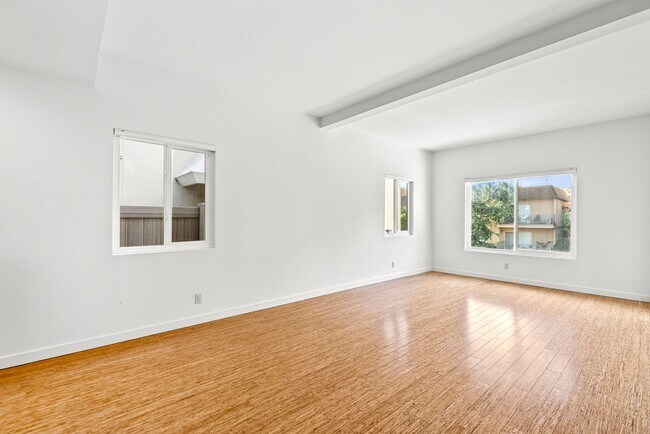 Building Photo - Gorgeous 3+3 Private Single Family Townhou...