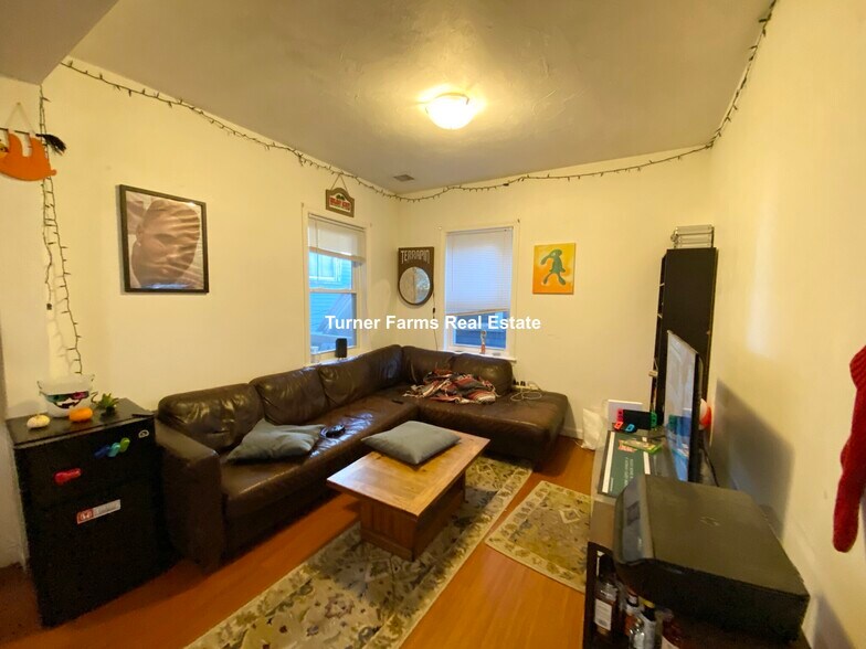 Building Photo - 93A Hillside St