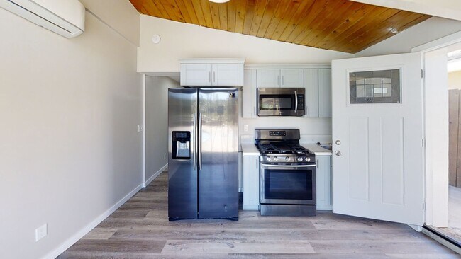 Building Photo - POOL house! BIG rooms! 8 Bedrooms (Lease o...