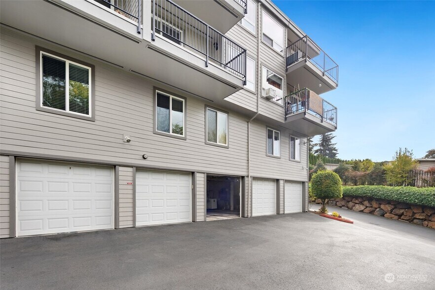 Garage + outdoor parking - 4100 Lake Washington Blvd N