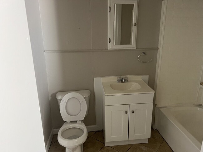 Building Photo - Charming 2 Bedroom Cottage Near King Mill ...