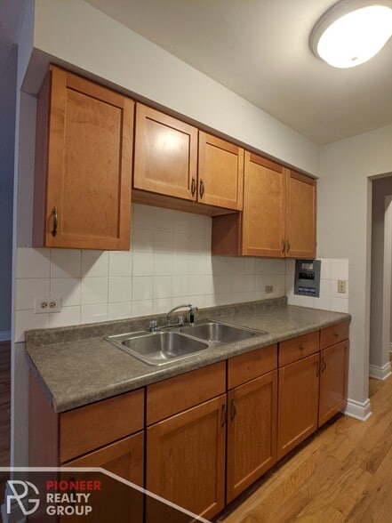 Building Photo - 502 W Briar Pl