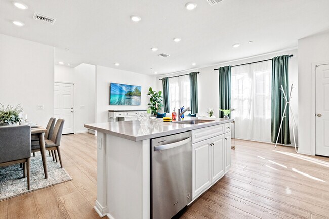 Building Photo - Fully Furnished with appliances Ontario Townhouse