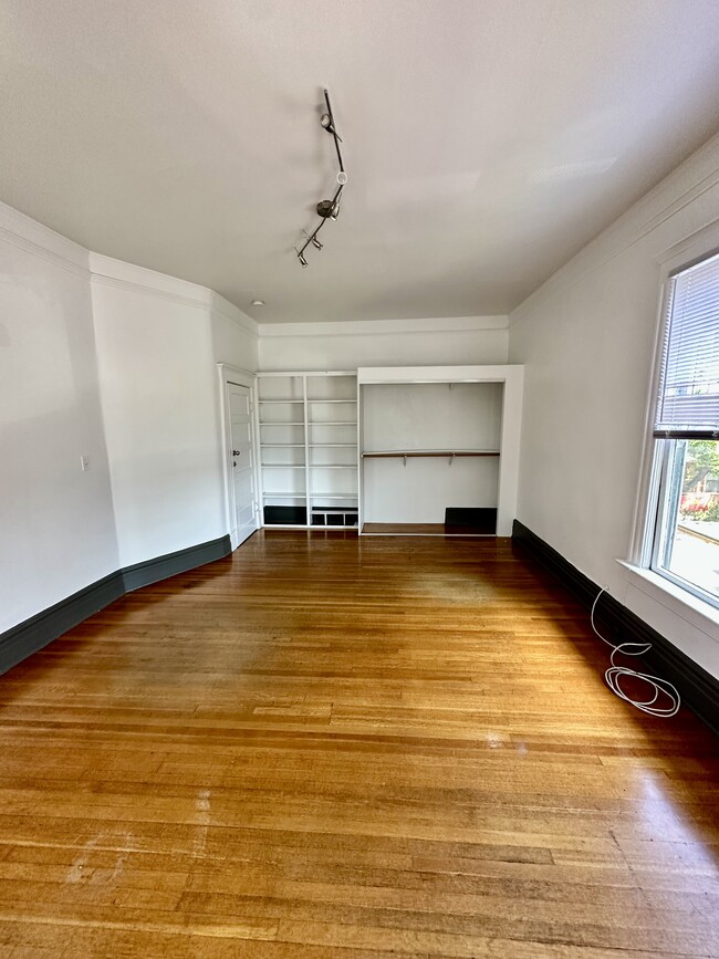 Building Photo - 2824 Menlo Ave