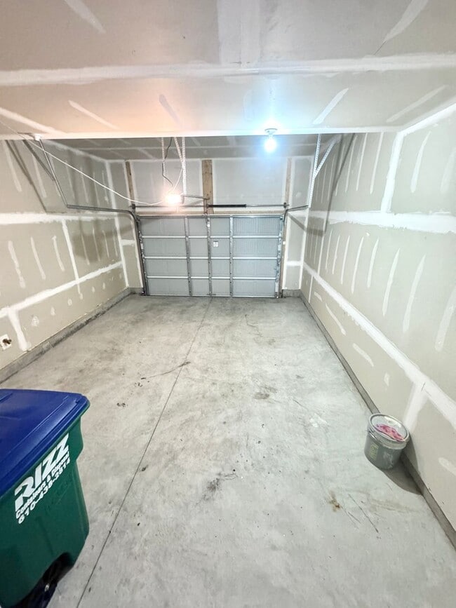 Building Photo - THREE BEDROOM/2.5 BATH TOWNHOME in Southern Lehigh School District