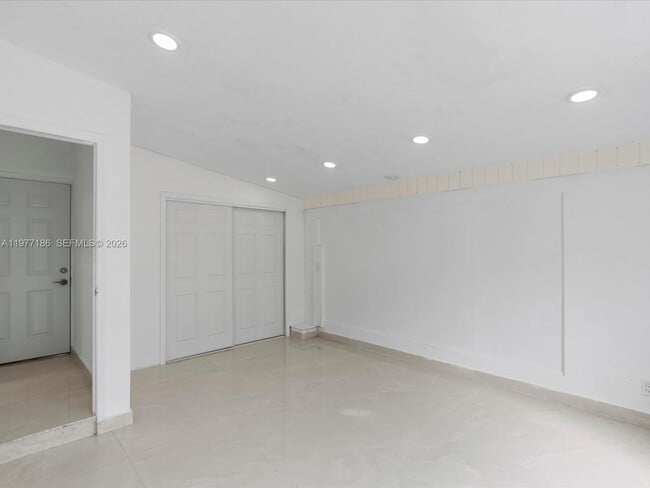 Building Photo - 4331 SW 31st Dr