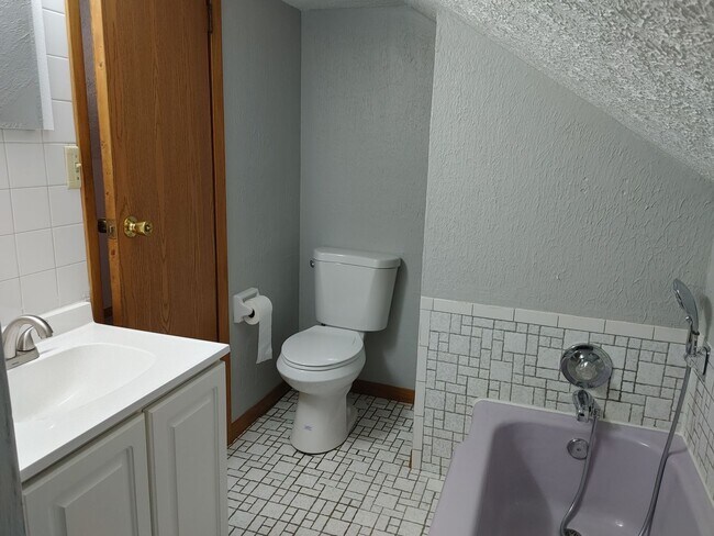 Building Photo - 1400 Newberry Dr