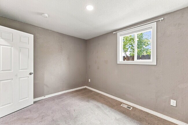 Building Photo - $2,800.95 with $300 Off the first month's rent, 3 Beds - 2 Baths, Single Family Home in Denver wi...