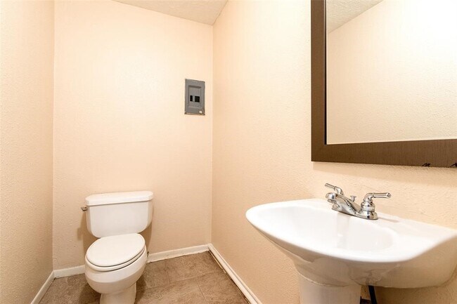 Building Photo - 2527 Colonial Ridge Dr