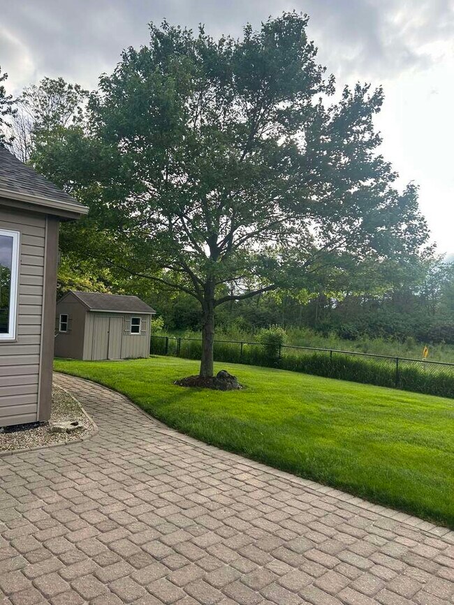 Building Photo - 527 Springwood Ln