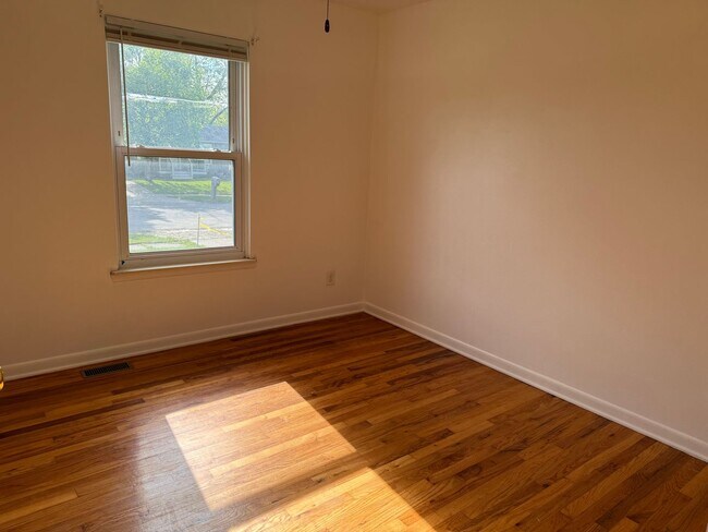 Building Photo - 3 bedroom 1 bath, fenced in back yard, one car attached garage
