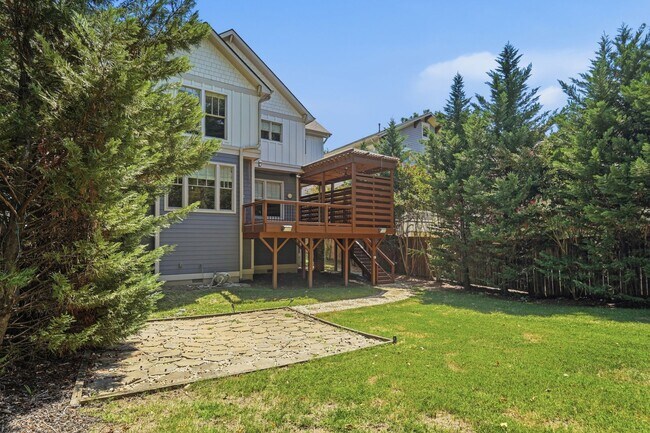 Building Photo - 520 Iverson Way