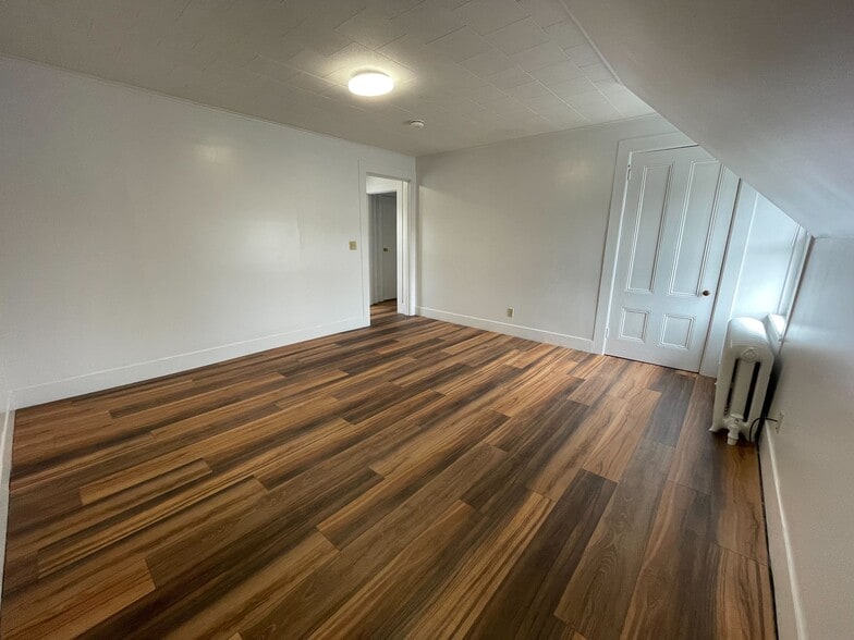 livingroom view 1 - 12 Church St