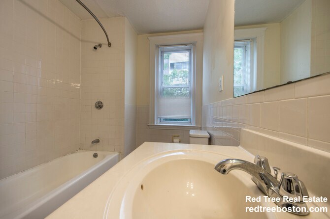 Building Photo - 15 Barrows St