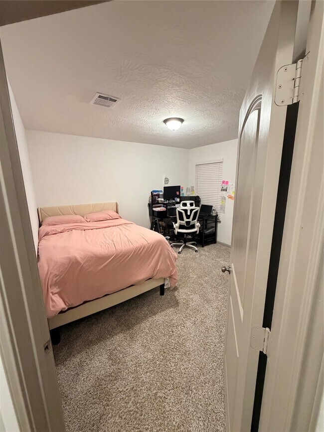 Building Photo - 204 Shoreview Dr