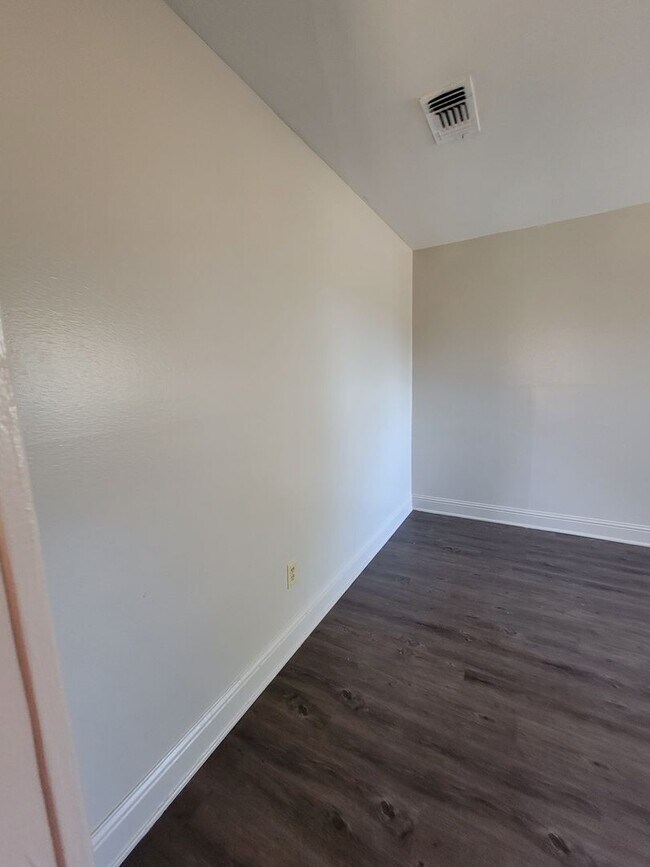 Building Photo - 3 bedroom 1 bathroom $300 OFF 1ST MONTH SPECIAL