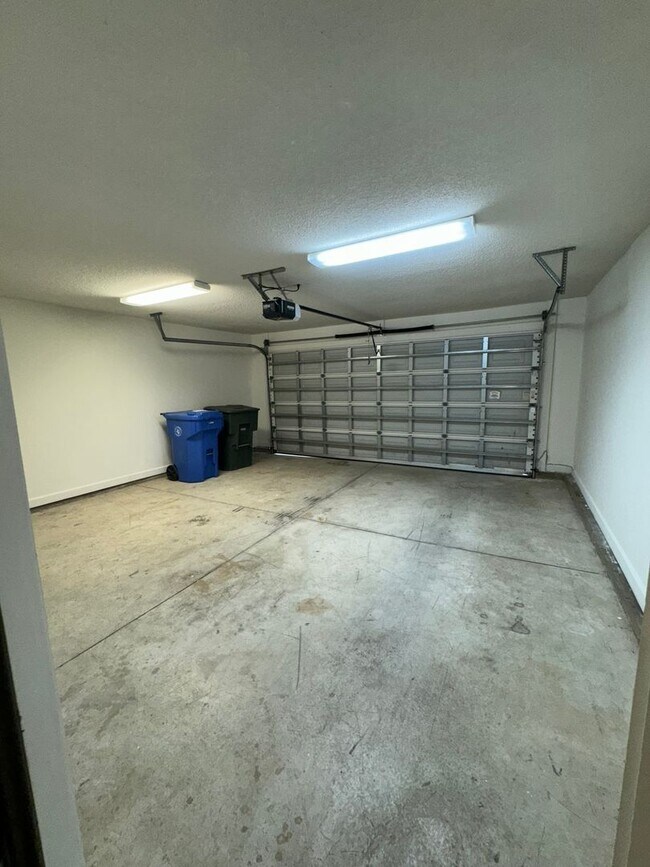 Building Photo - 129 Clusters Cir