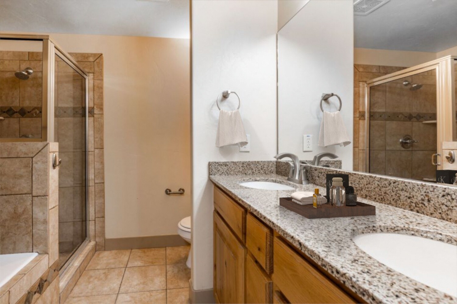 Master Bath with Shower & Tub - 5519 Lillehammer Ln