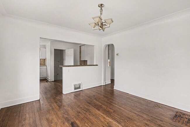 Building Photo - Available NOW! 3 Bedroom 2 Bath Beautiful Home in Denver!