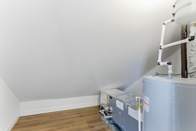 Building Photo - 2303 Parkview Ave