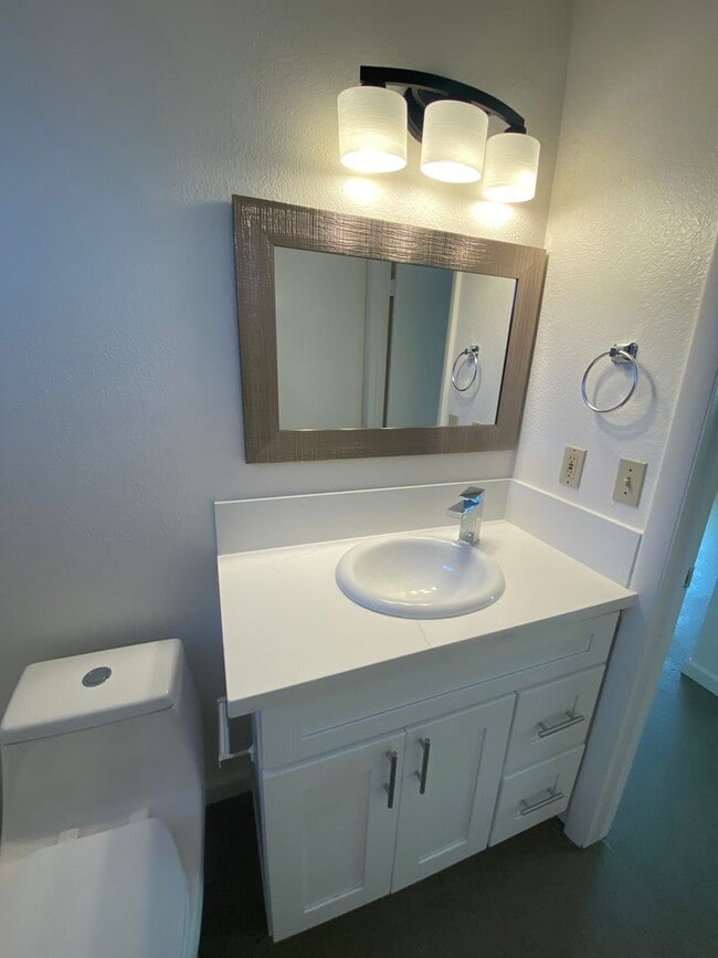 Building Photo - Renovated 2 Bedroom at La Tierra Gardens