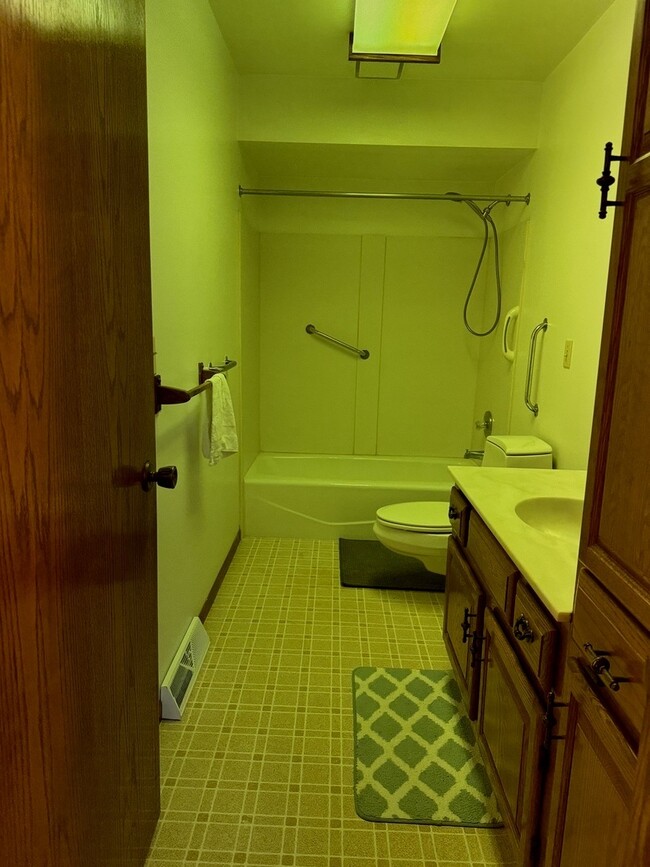 Building Photo - 315 Carriage Dr