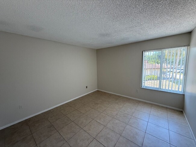 Building Photo - 1001 Spring Meadow Dr