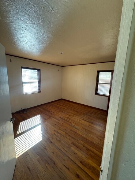 Building Photo - 2113 Madeira Dr NE