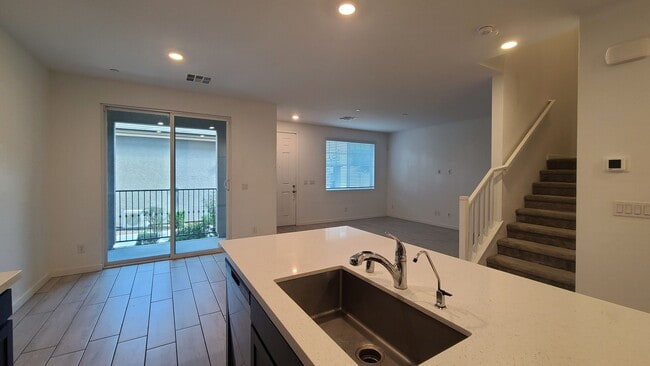 Building Photo - 3 Bedroom 2.5 Bath Townhouse