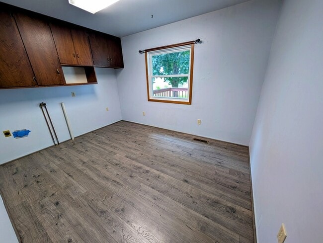 Building Photo - 707 10th Ave