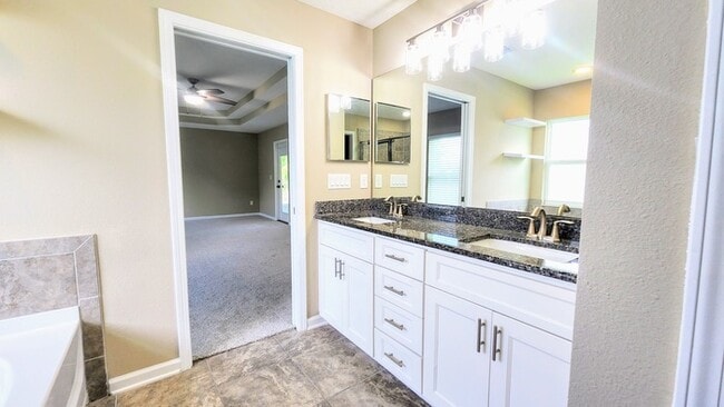 Building Photo - Charming 4-Bedroom Home in Middleburg with...