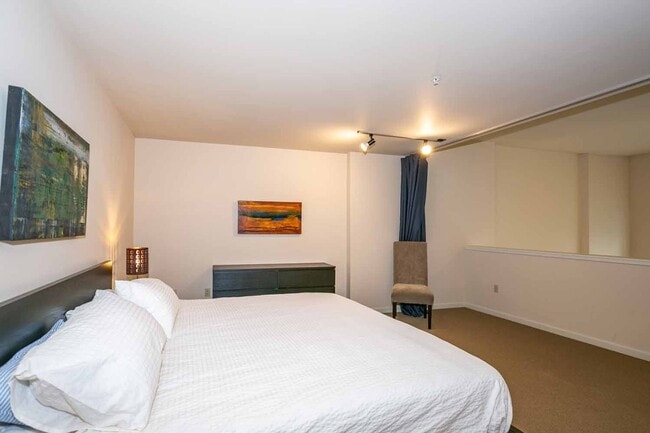 Building Photo - Gorgeous loft-style 2 floor condo with secured parking, A/C and rent includes most utilities!