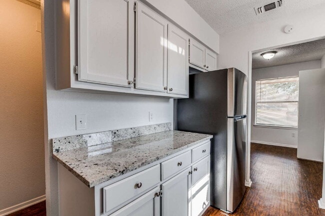 Building Photo - Stylish Half-Duplex in Arlington