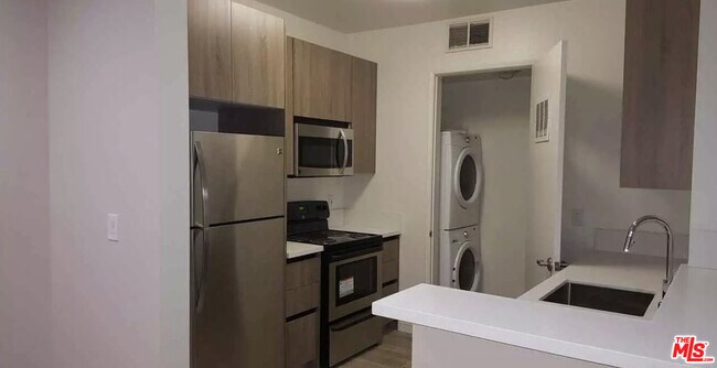 Building Photo - 7076 Hawthorn Ave