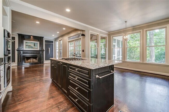 Building Photo - 2555 Ridgewood Rd NW