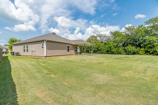 Building Photo - 3 Bedroom 2 Bath West Fay Home w/HUGE Backyard!