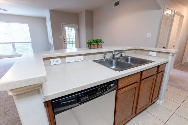 Building Photo - 6607 Lake Woodlands Dr