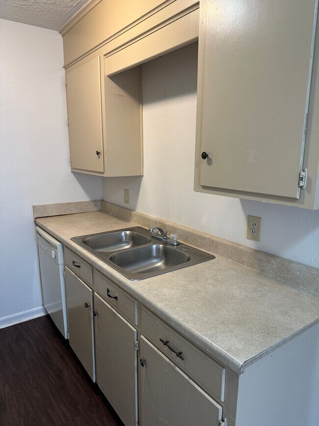 Building Photo - College Station - 2 bedroom - 1 bath - fenced in yard - WD connections