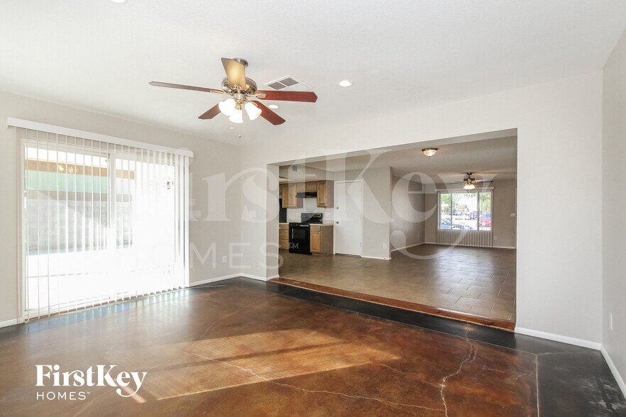 Building Photo - 5031 W Windrose Dr