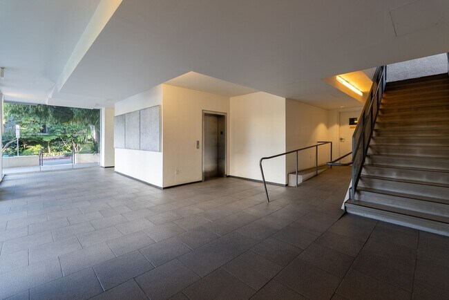 Building Photo - Fully remodeled 2BR/2BA Condo in prime West Hollywood!