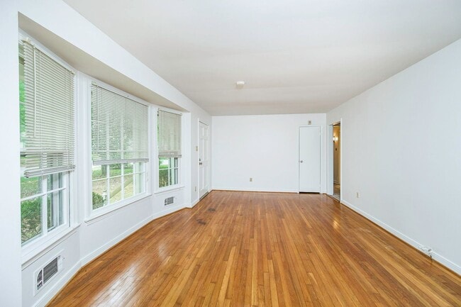 Building Photo - Charming 3BR Home with Hardwood Floors, Fireplace & Bright Living Spaces in Midlothian