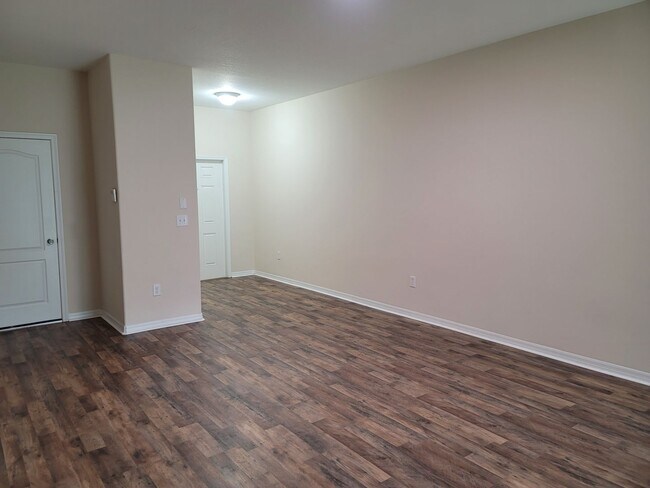 Building Photo - Beautiful Townhome in the Heart of New Tampa!