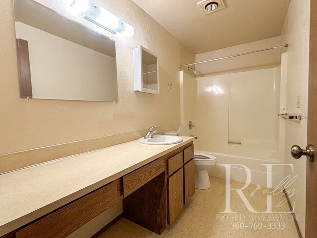 Building Photo - Charming 2-Story Duplex in Silverdale