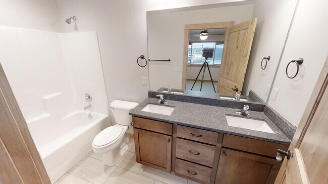 Building Photo - Townhome by the Park - Spacious 2 Car Gara...