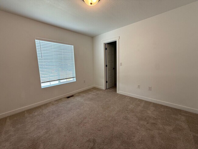 Building Photo - 881 W Sagewood Dr